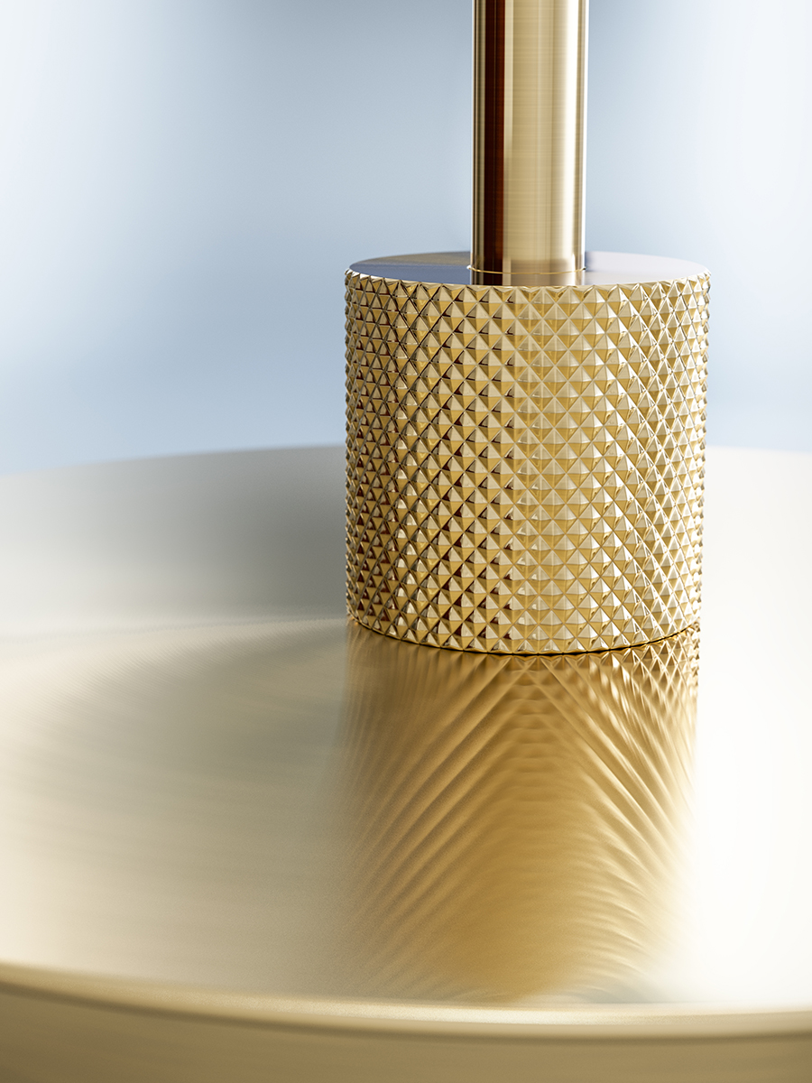 Gil il Grande 37cm Satineret messing bordlampe Fra Herstal - Lampen spreder et behageligt lys og passer perfekt på et sidebord, skrivebord eller i et vindue.