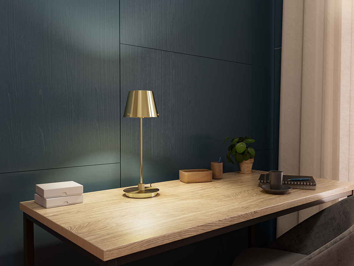 Gil il Grande 37cm Satineret messing bordlampe Fra Herstal - Lampen spreder et behageligt lys og passer perfekt på et sidebord, skrivebord eller i et vindue.