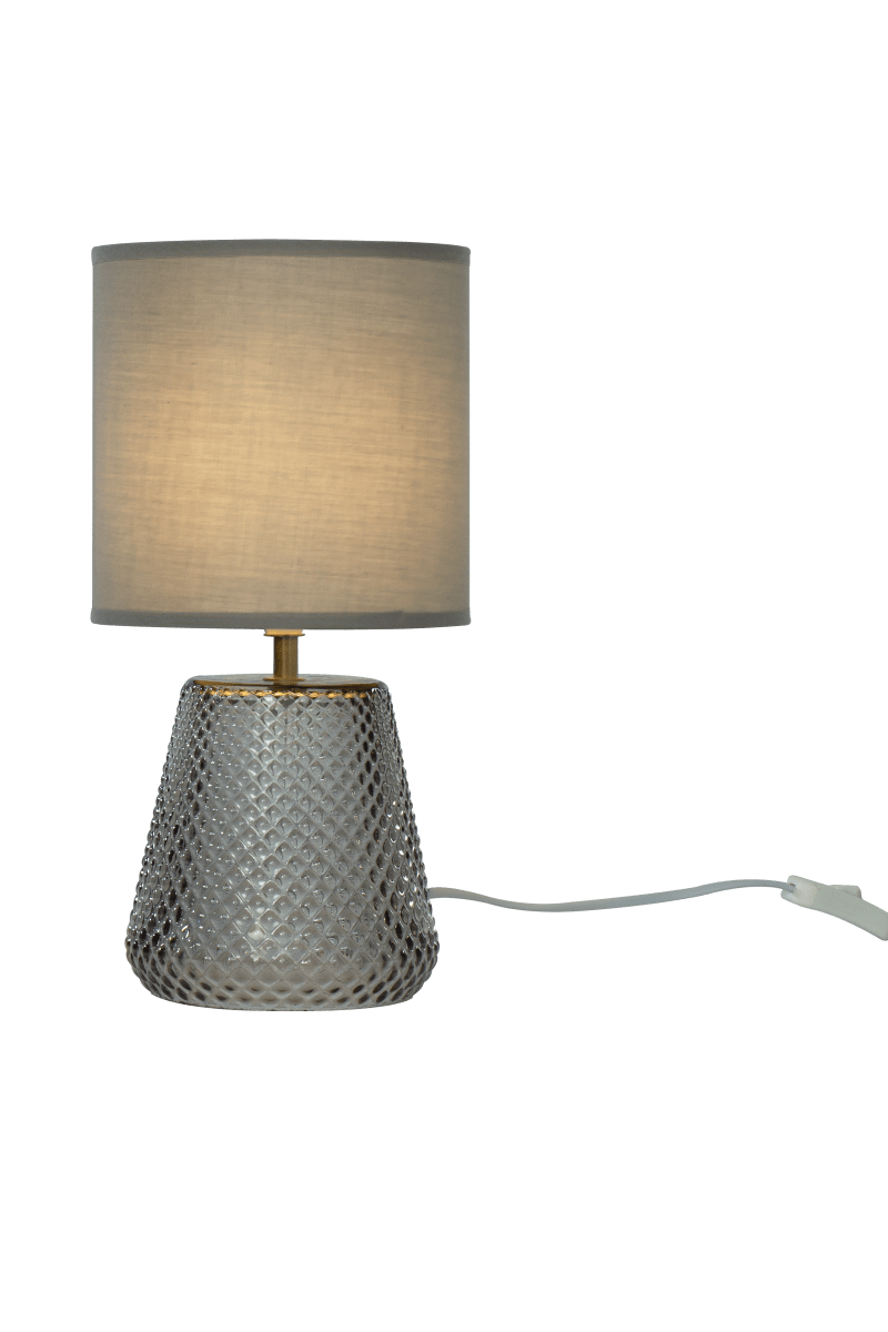 Alissa 35cm Røgfarvet bordlampe Fra Aneta Lighting - Med en lampefod lavet af smukt struktureret r&oslash;get glas med en spejllignende finish og en gr&aring; tekstilsk&aelig;rm, der spreder et bl&oslash;dt og behageligt lys.