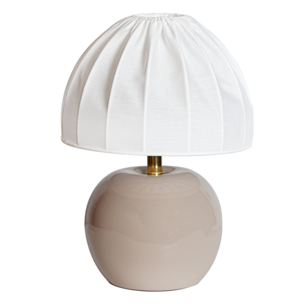 Peach 27cm Beige bordlampe Fra Cottex - Den hvide tekstilsk&aelig;rm med et smukt plisseret design skaber en flot kontrast til den jordagtige fod og spreder et bl&oslash;dt og behageligt lys.
