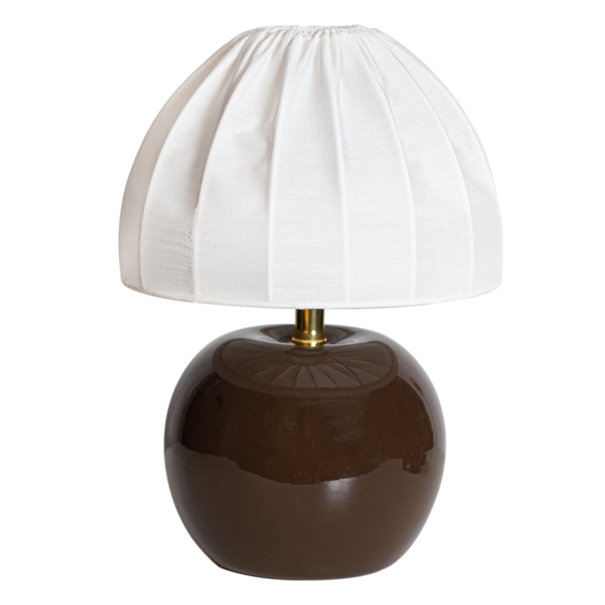 Peach 27cm Brun bordlampe Fra Cottex - Den hvide tekstilsk&aelig;rm med et smukt plisseret design skaber en flot kontrast til den jordagtige fod og spreder et bl&oslash;dt og behageligt lys.