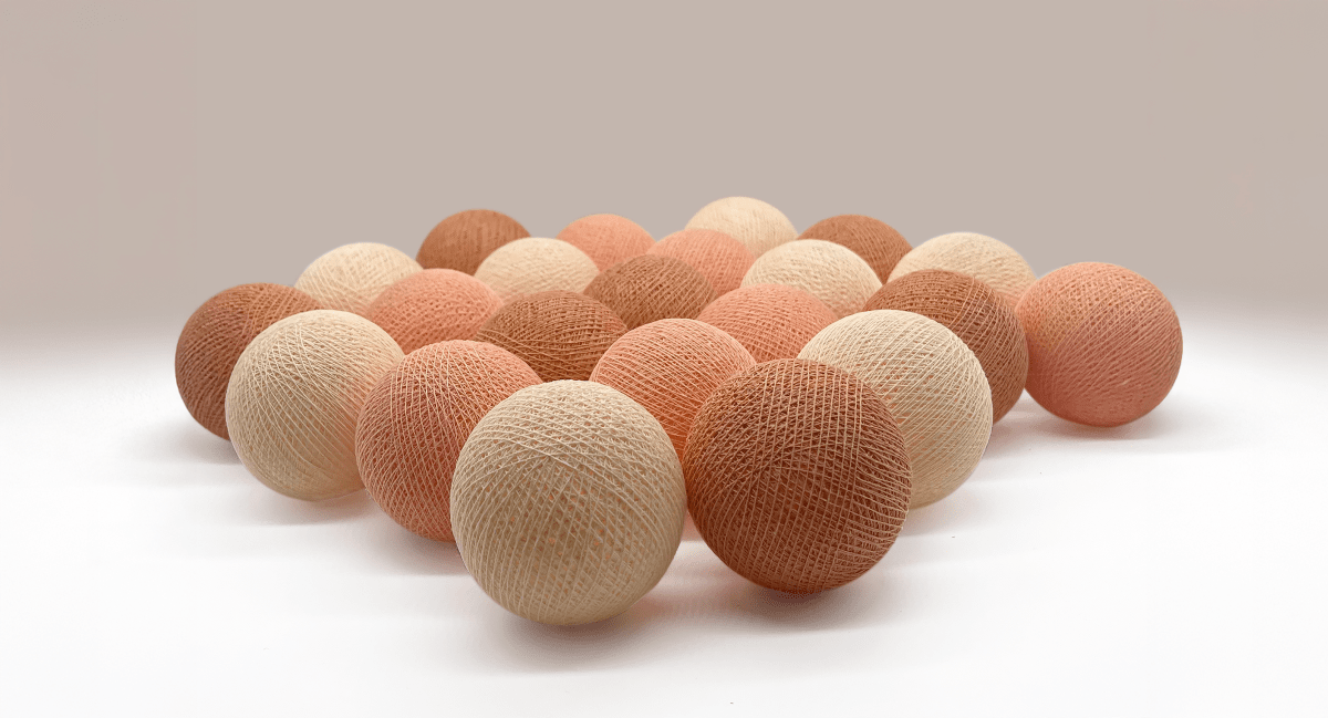 Irislights Peach 20-lights Fersken Fra Irislights - Skab en hyggelig og dekorativ atmosf&aelig;re med denne lysk&aelig;de i tre forskellige lyser&oslash;de nuancer fra Irislights.