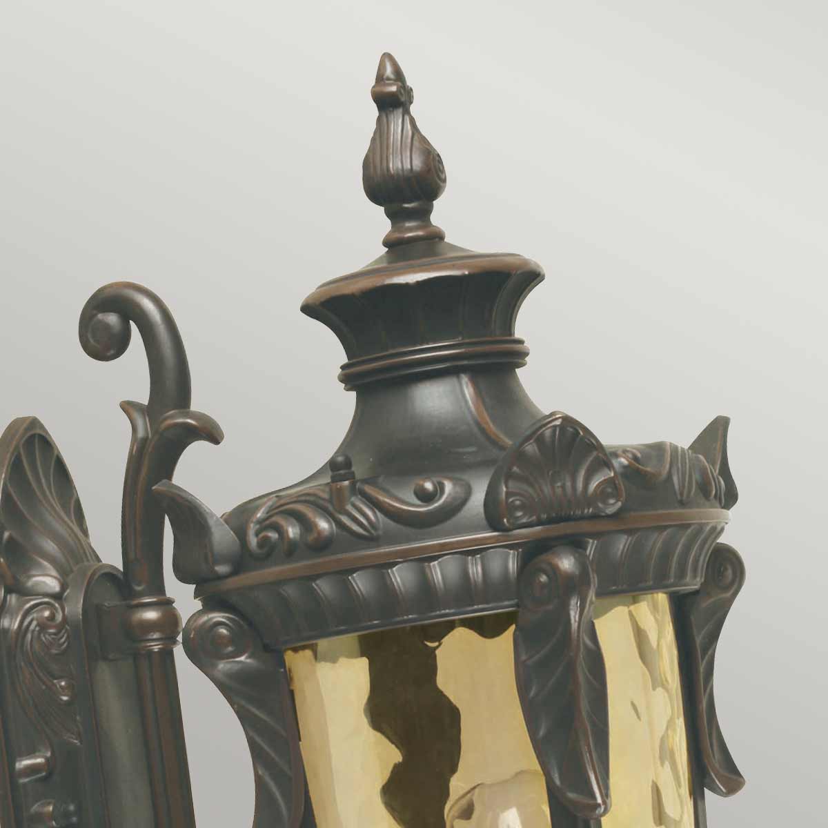 Philadelphia Antik bronze udendørslampe Fra Elstead Lighting - Lampen har smukt champagnefarvet blæst glas, der giver et varmt og blødt lys.