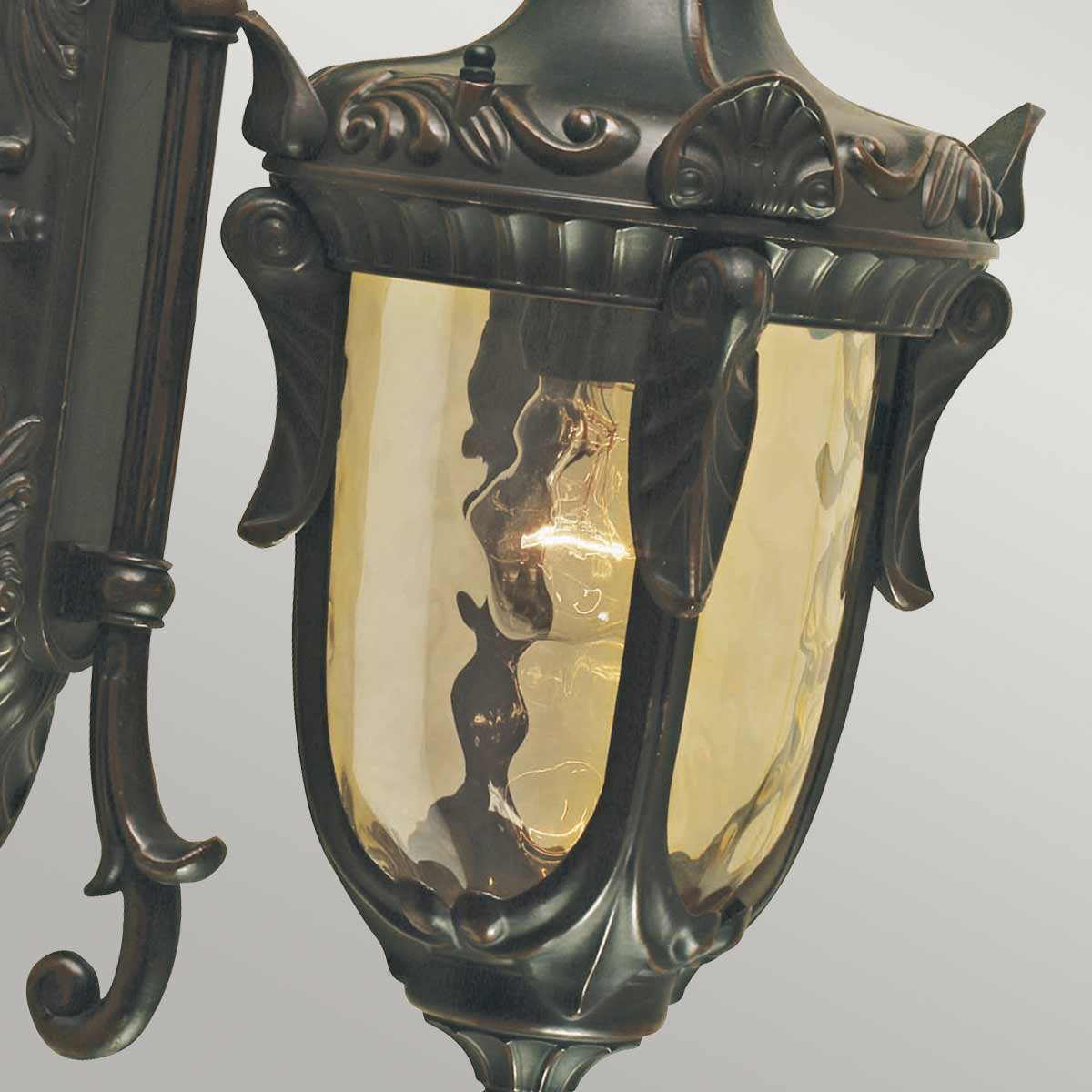 Philadelphia Antik bronze udendørslampe Fra Elstead Lighting - Lampen har smukt champagnefarvet blæst glas, der giver et varmt og blødt lys.