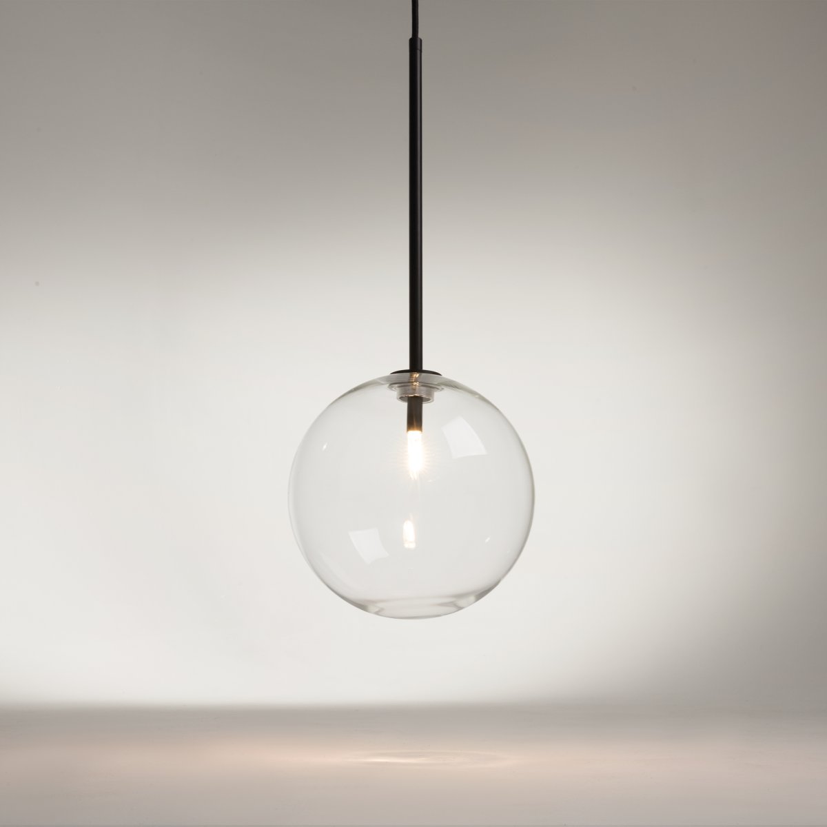 Mood Ø20 Sort loftslampe Fra Maytoni - Denne serie fortryller med sine harmoniske proportioner og den unikke kombination af metalstrukturen og glaskuglen.