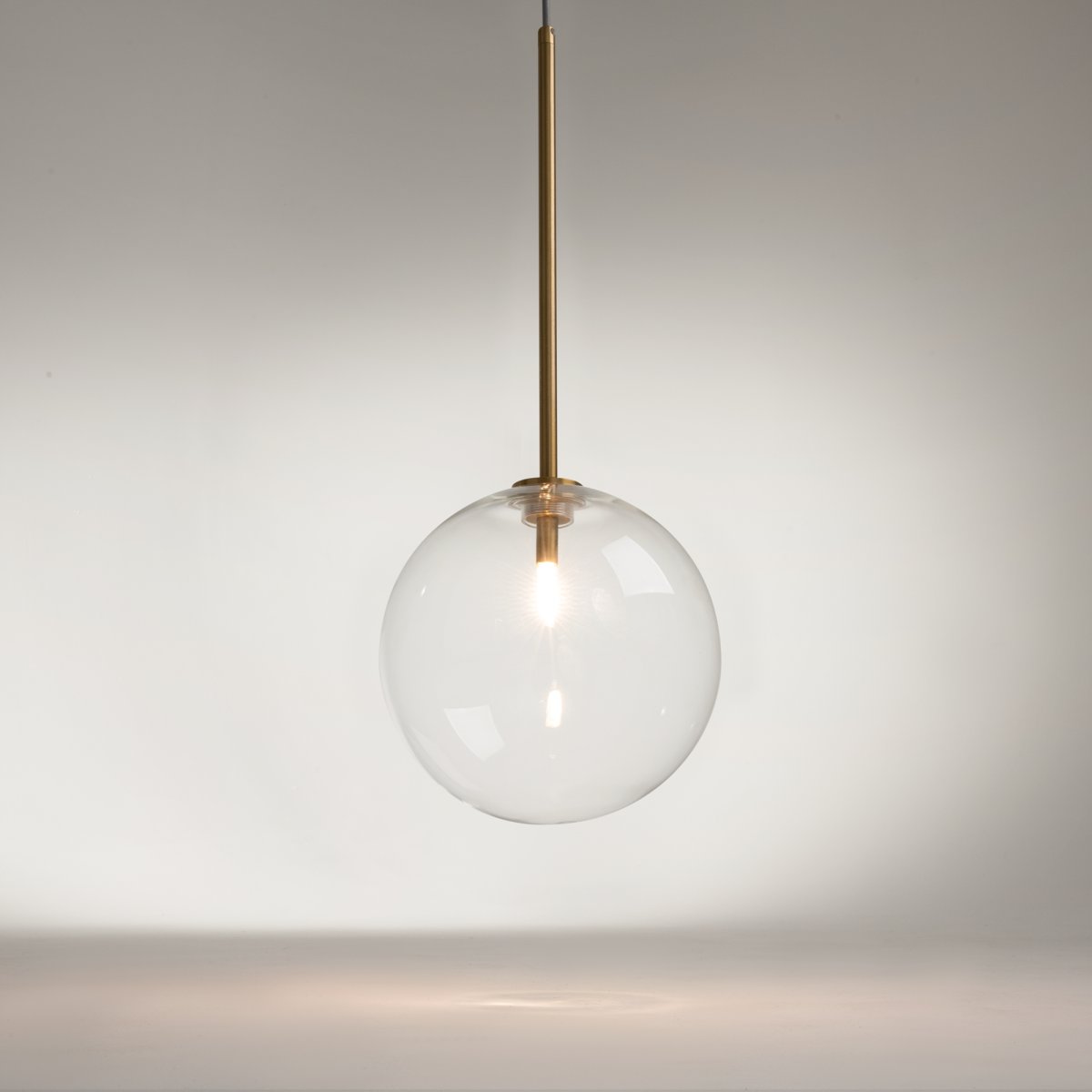 Mood Ø20 Messing loftslampe Fra Maytoni - Denne serie fortryller med sine harmoniske proportioner og den unikke kombination af metalstrukturen og glaskuglen.