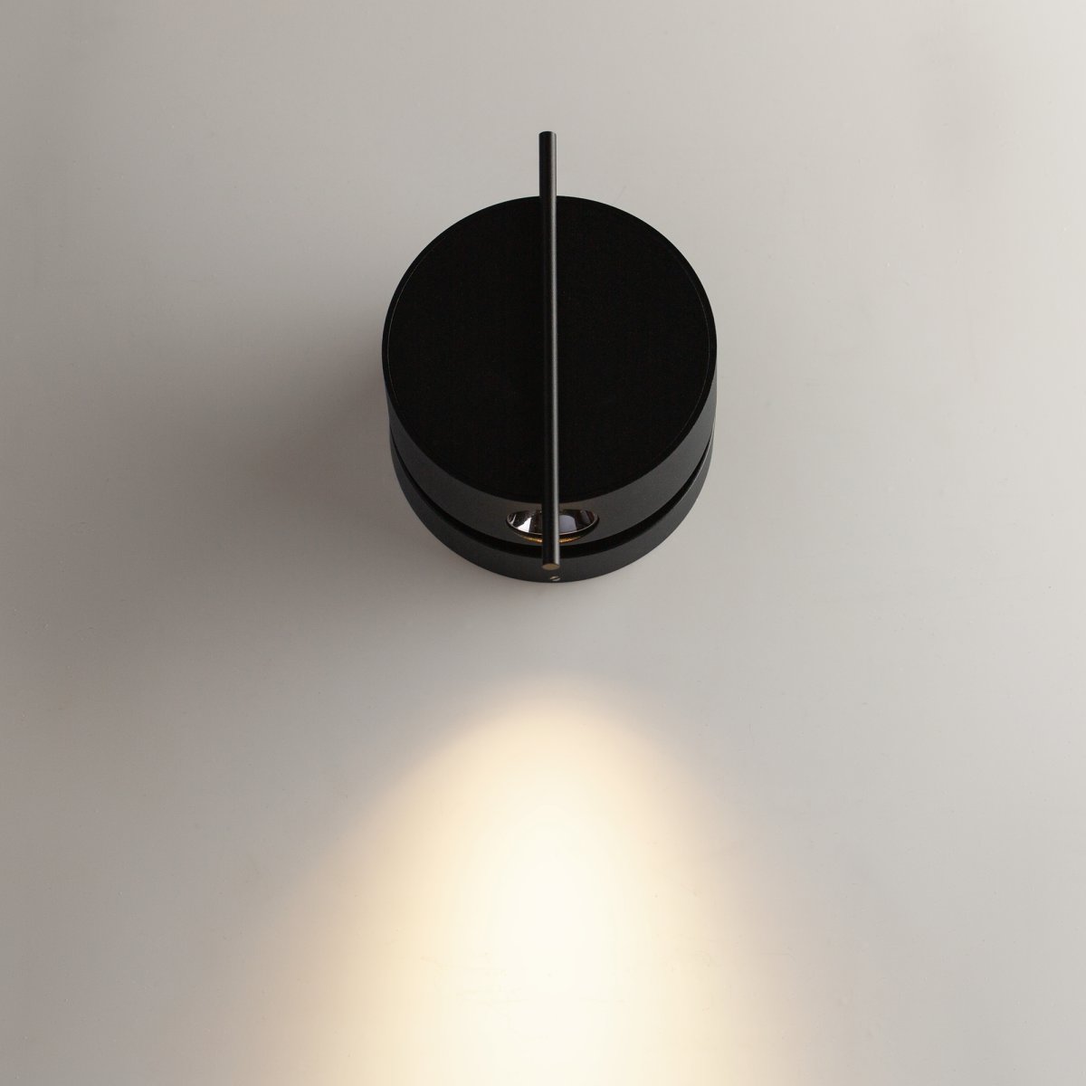 Nuance Ø10 Sort væglampe Fra Maytoni - Den drejelige base og justerbare lyskilde, som nemt kan justeres med en elegant metalstang, skaber både et behageligt arbejdslys og en hyggelig atmosfære i soveværelset.