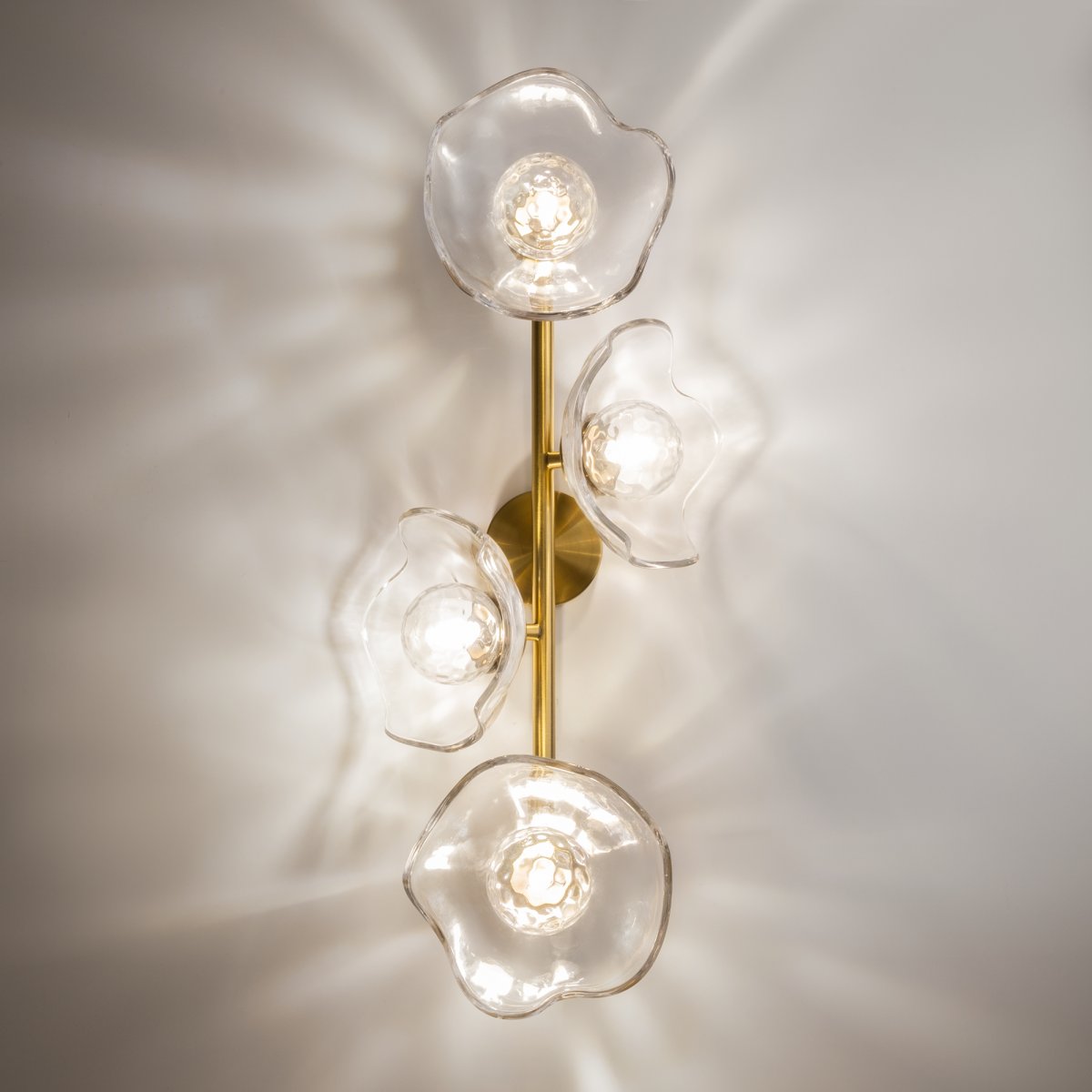 Miracle 4 Messing væglampe Fra Maytoni - &aring;rhundrede og kombinerer orientalske kunstneriske teknikker med vestlig art deco-stil.