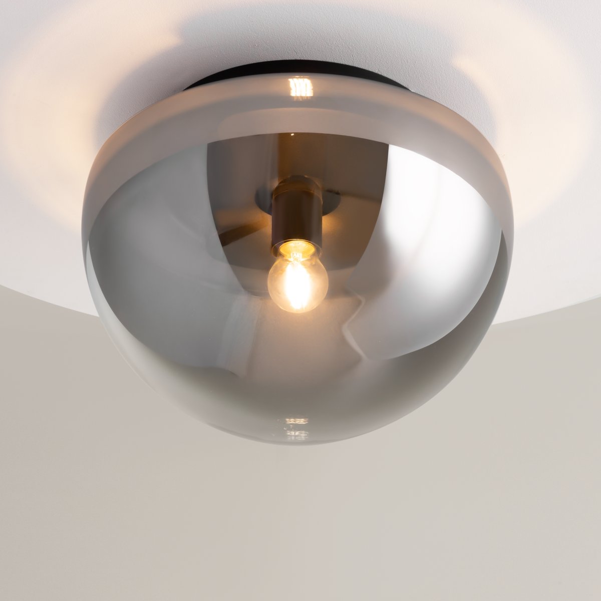 Glassy Ø32 Sort plafond Fra Maytoni - Den sorte metalfod giver en stilfuld kontrast til det r&oslash;gede glas, hvilket g&oslash;r lampen til et sofistikeret element i b&aring;de moderne og klassiske interi&oslash;rer.