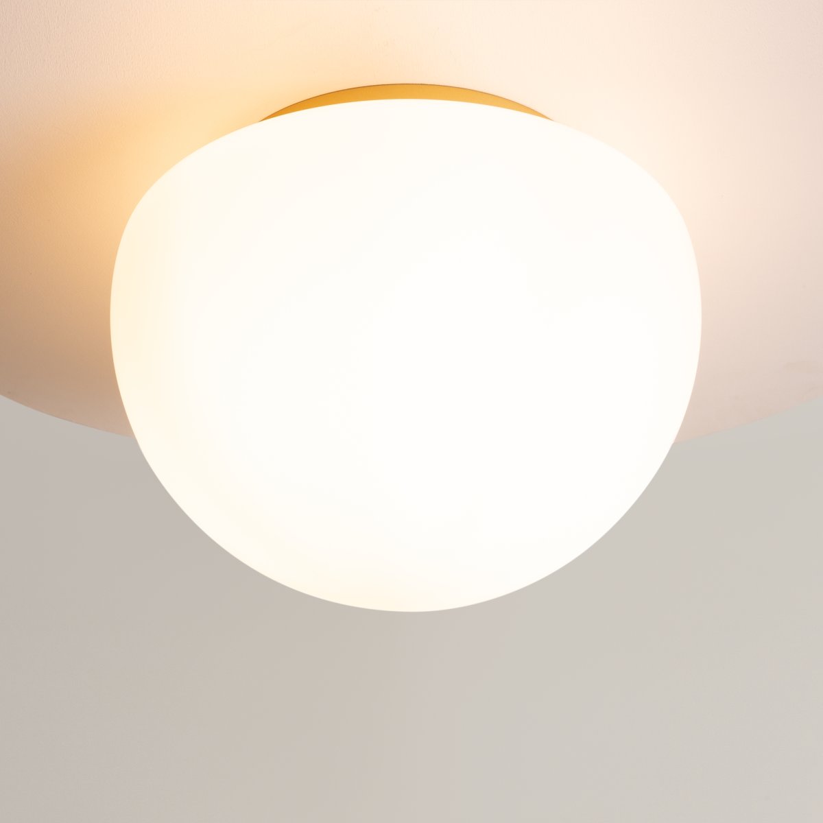 Glassy Ø32 Guld plafond Fra Maytoni - Den gyldne metalfod giver en stilfuld kontrast til det hvide glas, hvilket g&oslash;r lampen til et sofistikeret element i b&aring;de moderne og klassiske interi&oslash;rer.