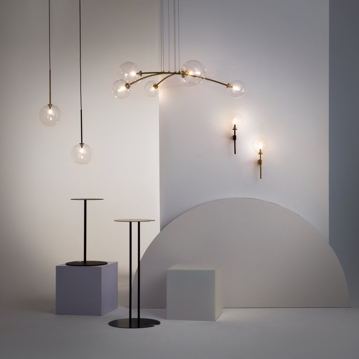 Mood Ø20 Messing loftslampe Fra Maytoni - Denne serie fortryller med sine harmoniske proportioner og den unikke kombination af metalstrukturen og glaskuglen.
