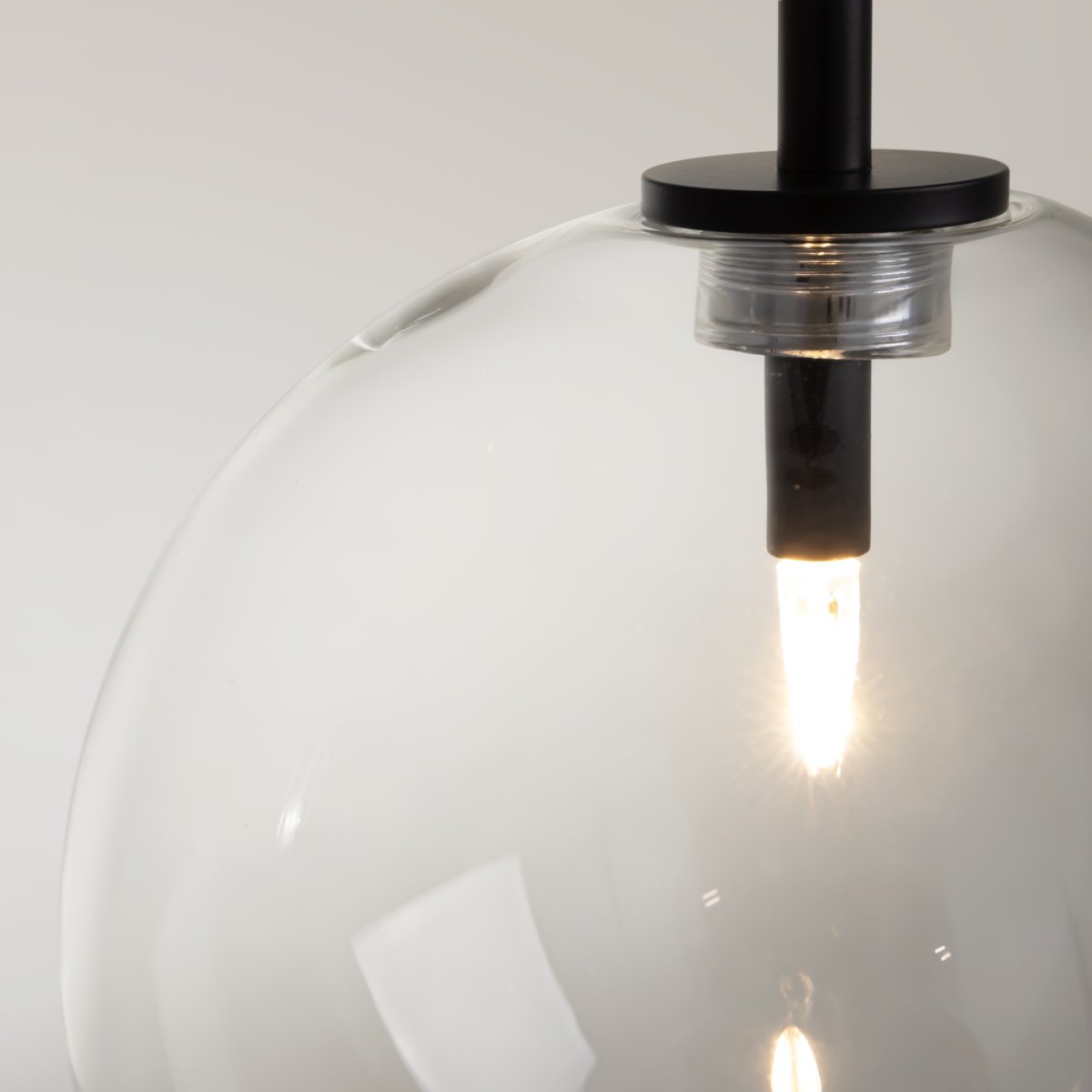 Mood Ø20 Sort loftslampe Fra Maytoni - Denne serie fortryller med sine harmoniske proportioner og den unikke kombination af metalstrukturen og glaskuglen.
