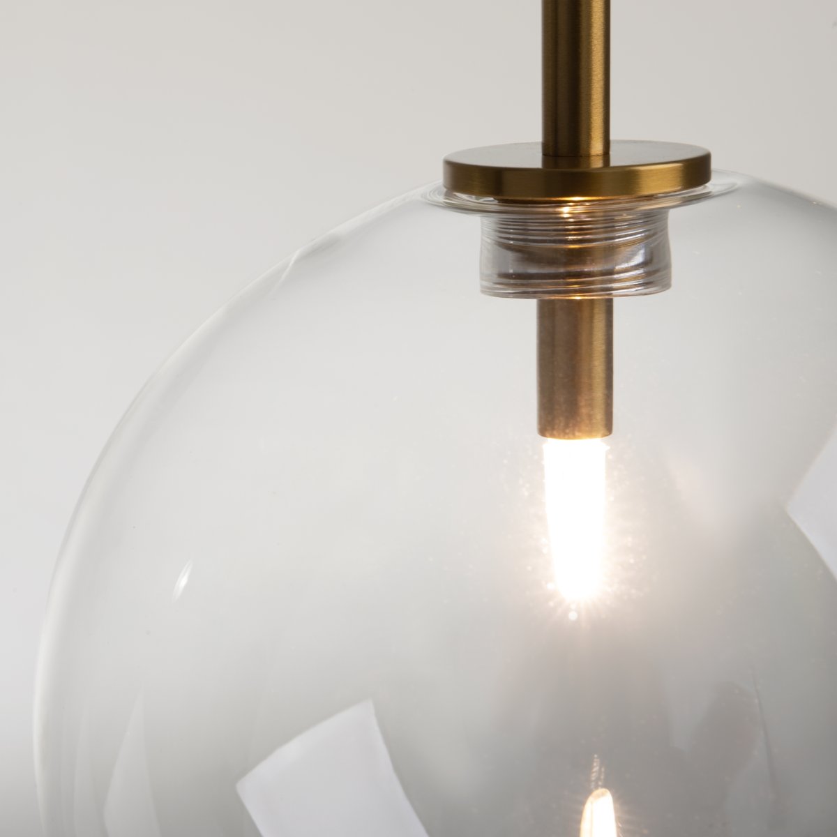 Mood Ø20 Messing loftslampe Fra Maytoni - Denne serie fortryller med sine harmoniske proportioner og den unikke kombination af metalstrukturen og glaskuglen.