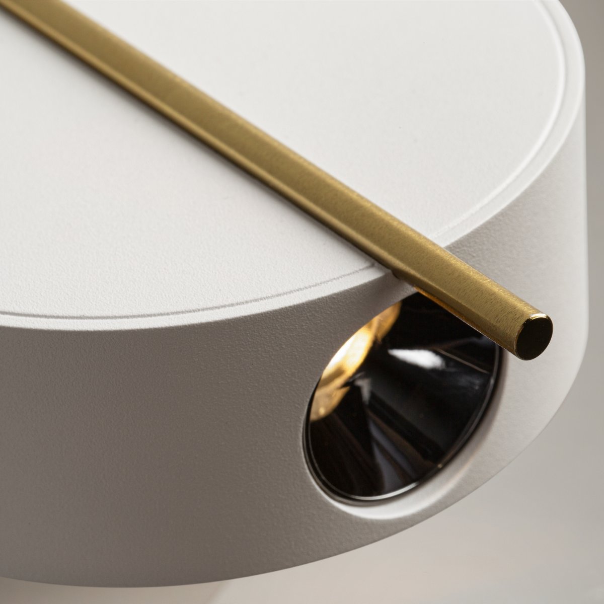 Nuance Ø10 Hvid væglampe Fra Maytoni - Den drejelige base og justerbare lyskilde, som nemt kan justeres med en elegant metalstang, skaber både et behageligt arbejdslys og en hyggelig atmosfære i soveværelset.