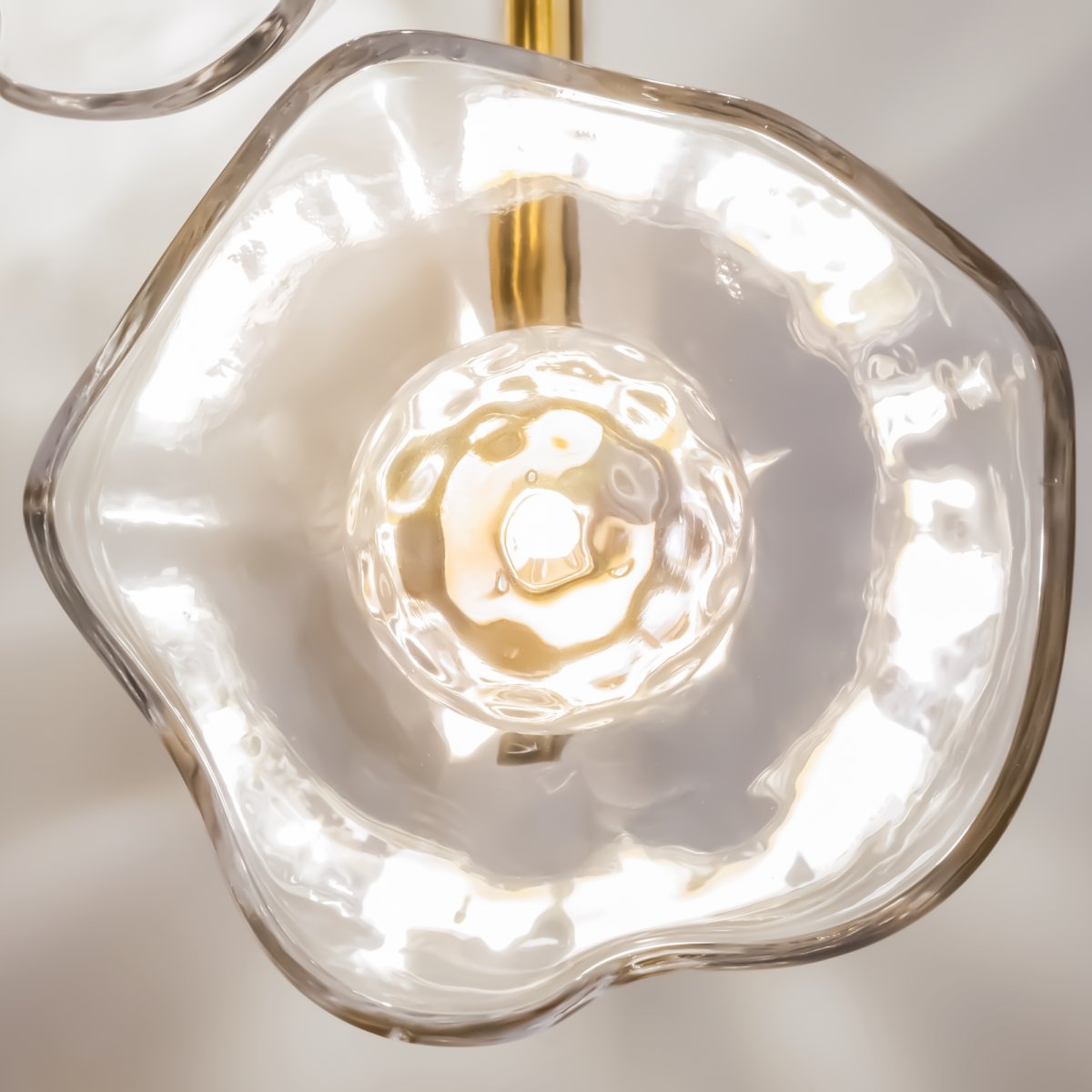 Miracle 4 Messing væglampe Fra Maytoni - &aring;rhundrede og kombinerer orientalske kunstneriske teknikker med vestlig art deco-stil.