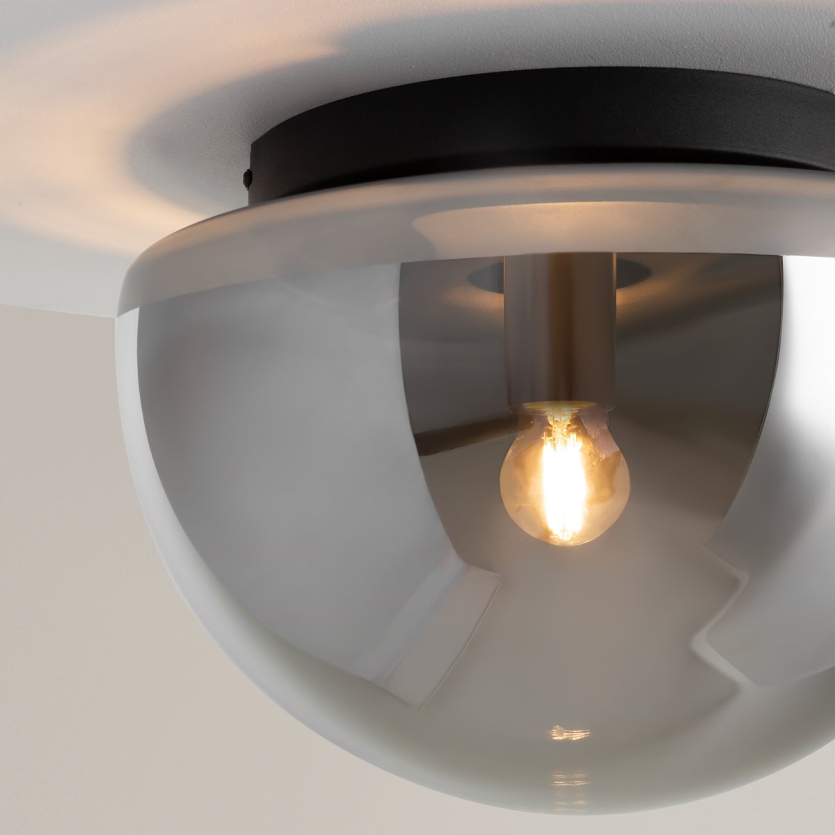 Glassy Ø32 Sort plafond Fra Maytoni - Den sorte metalfod giver en stilfuld kontrast til det r&oslash;gede glas, hvilket g&oslash;r lampen til et sofistikeret element i b&aring;de moderne og klassiske interi&oslash;rer.