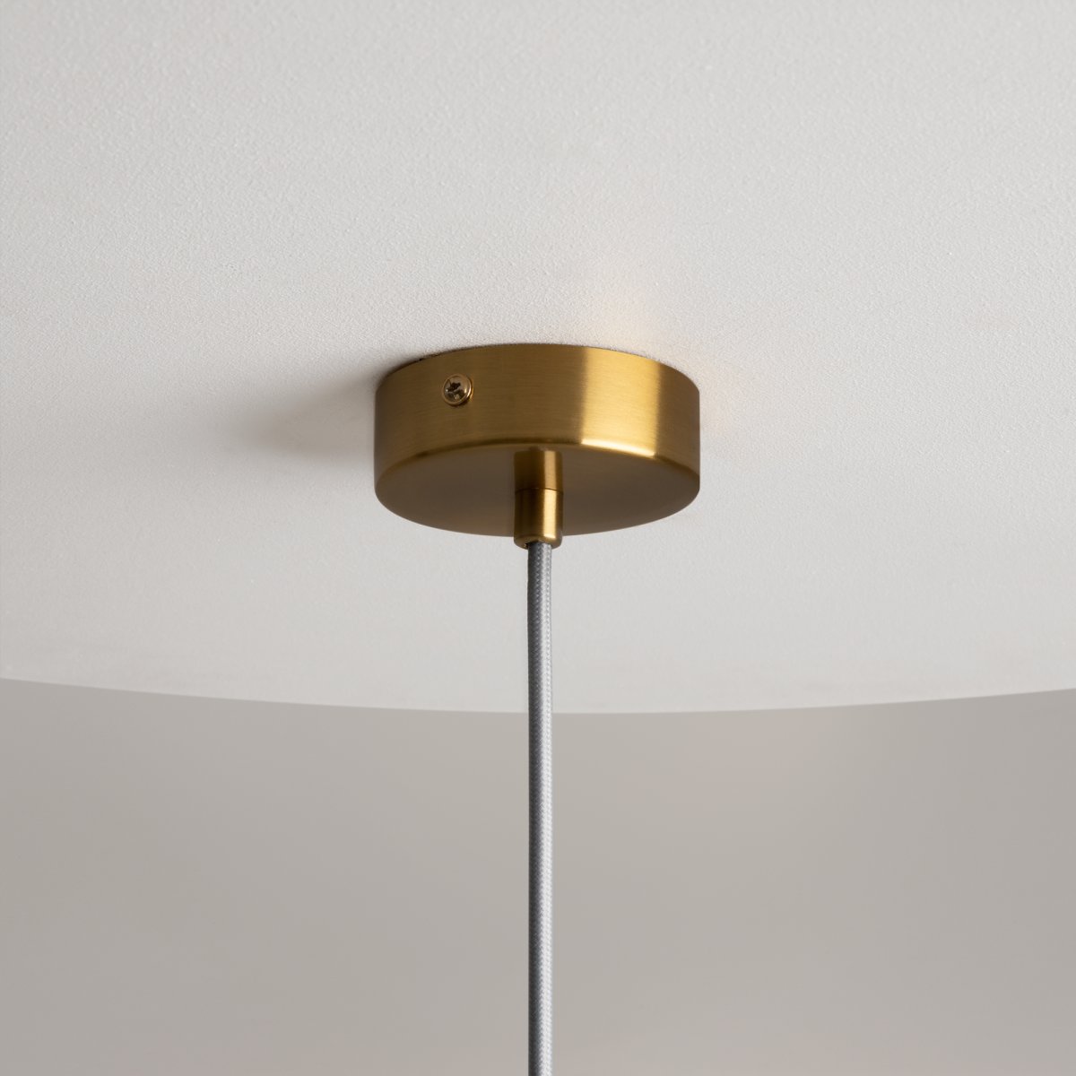 Mood Ø20 Messing loftslampe Fra Maytoni - Denne serie fortryller med sine harmoniske proportioner og den unikke kombination af metalstrukturen og glaskuglen.