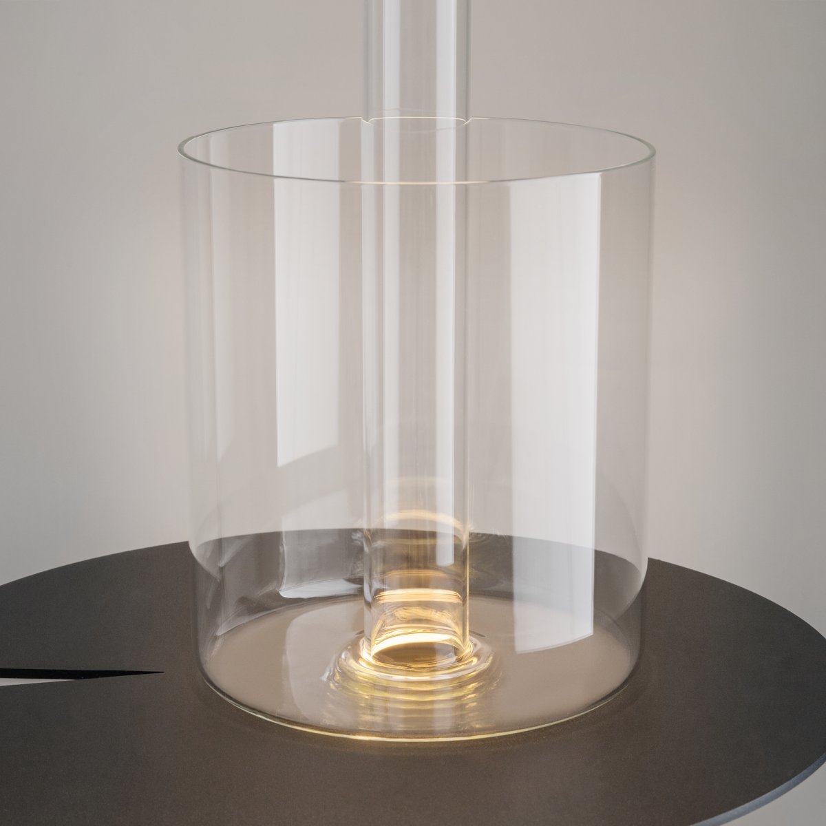 AI Collaboration 35cm Sort bærbar Fra Maytoni - Lampen fås i tv&aring; udførelse: med en tynd metalstang på; en flad rund bund eller med en glasbund, der integrerer en vase.
