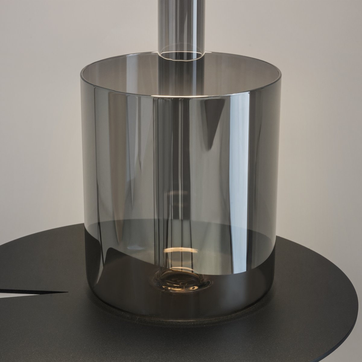 AI Collaboration 35cm Grå bærbar Fra Maytoni - Lampen fås i tv&aring; udførelse: med en tynd metalstang på; en flad rund bund eller med en glasbund, der integrerer en vase.
