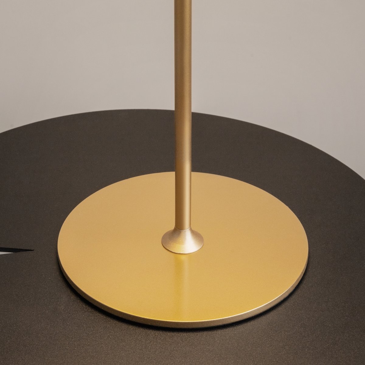 AI Collaboration 35cm Guld bærbar Fra Maytoni - Lampen fås i tv&aring; udførelse: med en tynd metalstang på; en flad rund bund eller med en glasbund, der integrerer en vase.