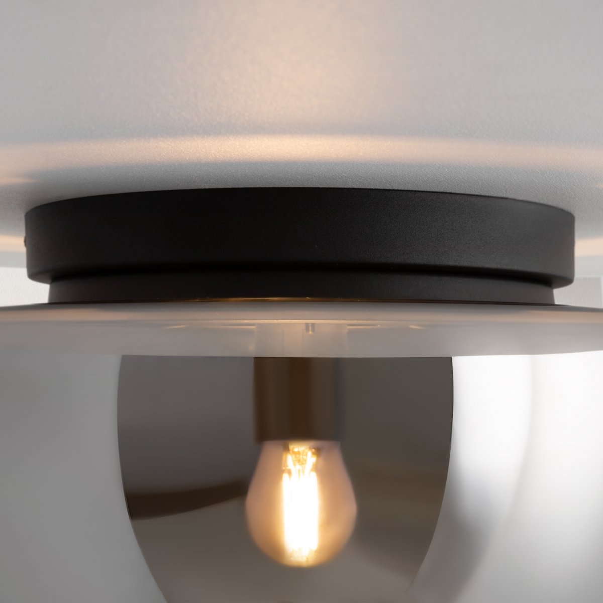 Glassy Ø32 Sort plafond Fra Maytoni - Den sorte metalfod giver en stilfuld kontrast til det r&oslash;gede glas, hvilket g&oslash;r lampen til et sofistikeret element i b&aring;de moderne og klassiske interi&oslash;rer.