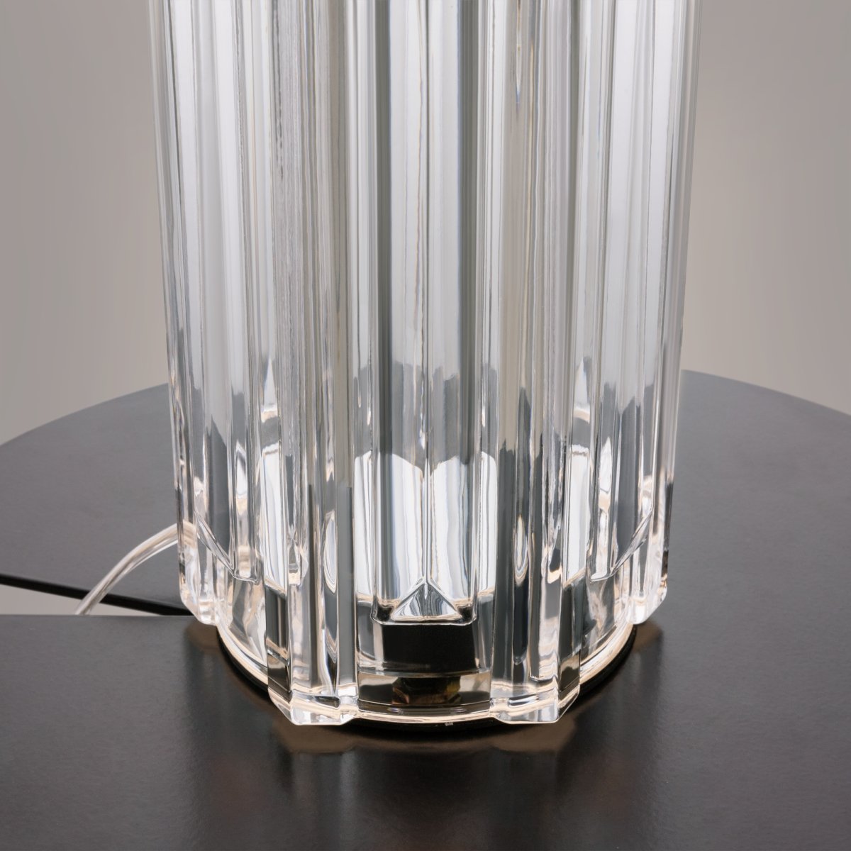 Muse 52cm Chrom bordlampe Fra Maytoni - Den mælkehvide bomuldslampeskærm spreder et blødt og behageligt lys, som skaber en varm og hyggelig atmosfære i rummet.