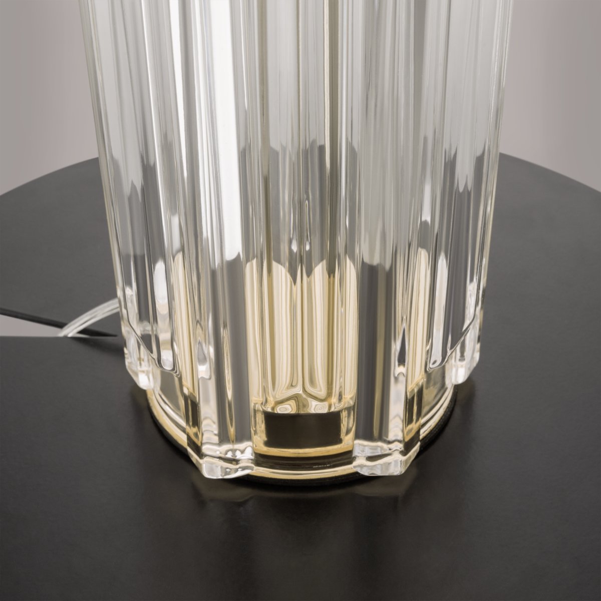 Muse 52cm Guld bordlampe Fra Maytoni - Den mælkehvide bomuldslampeskærm spreder et blødt og behageligt lys, som skaber en varm og hyggelig atmosfære i rummet.