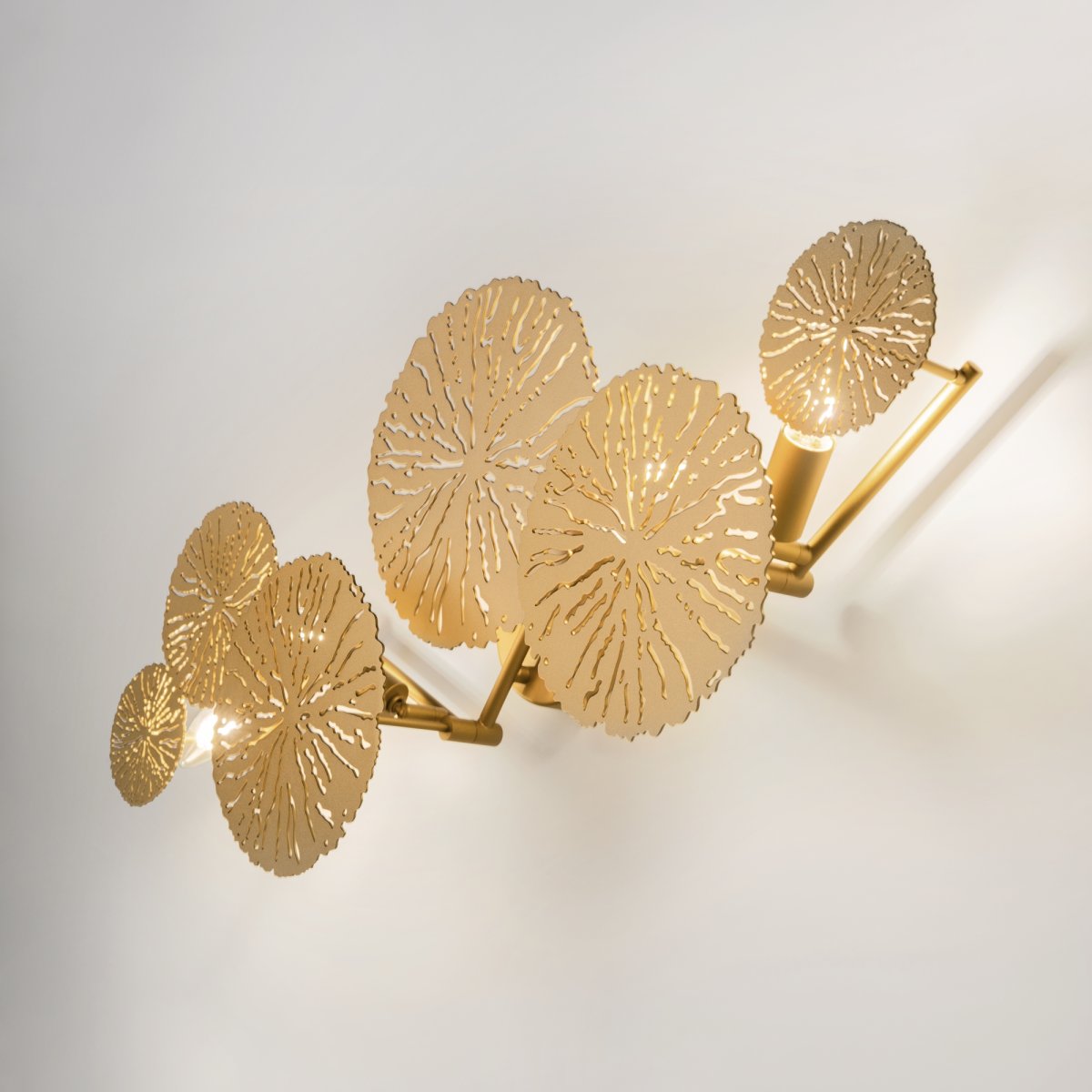 Lovetann 77cm Guld væglampe Fra Maytoni - Lovetann er et visuelt højdepunkt, der transformerer interiøret med sit blomstermønster og lysmønster.