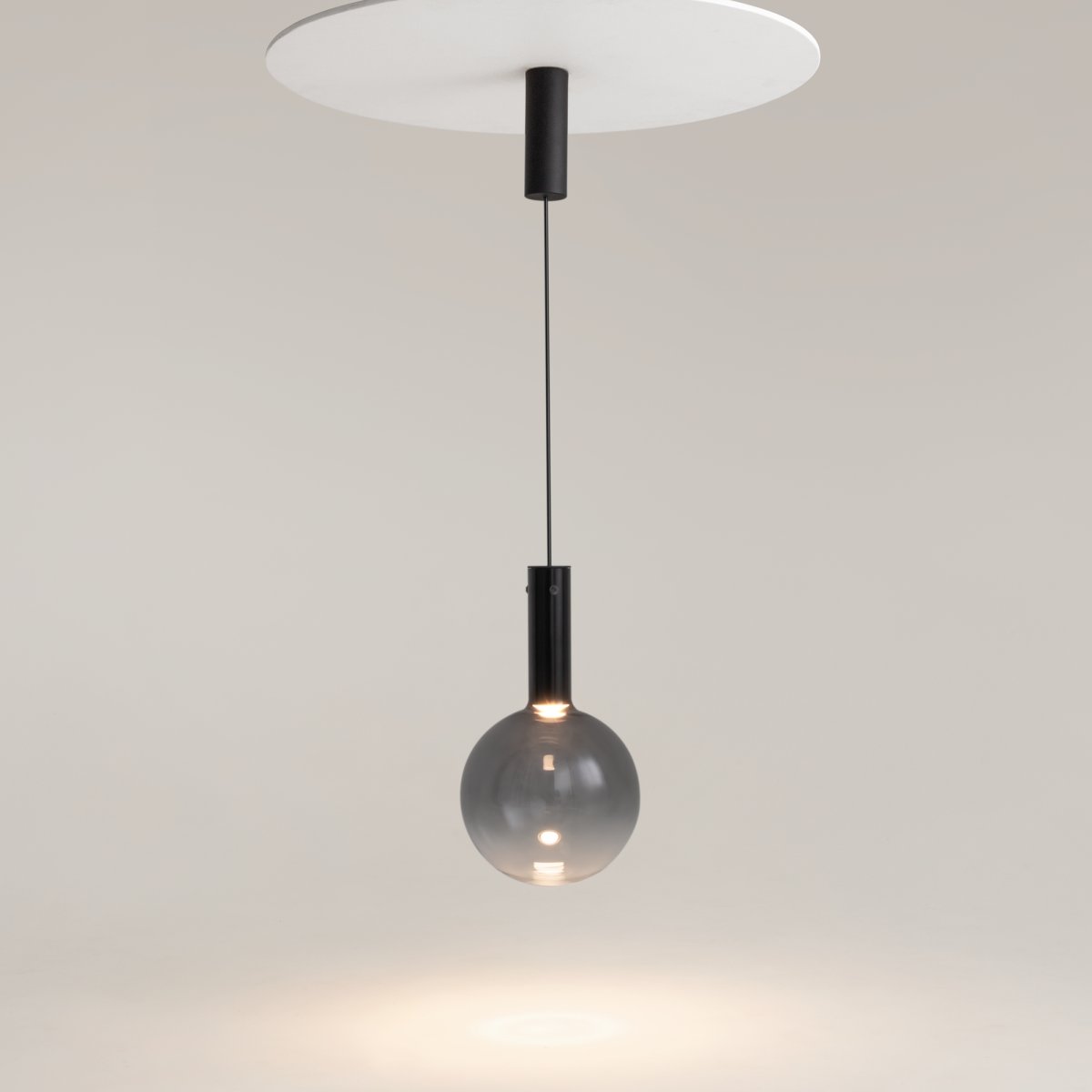 Nebula Ø25 Sort loftslampe Fra Maytoni - Den blæste glaskugle, med en gradient fra en mørkere tone øverst til næsten gennemsigtig i bunden, giver en hypnotisk effekt.