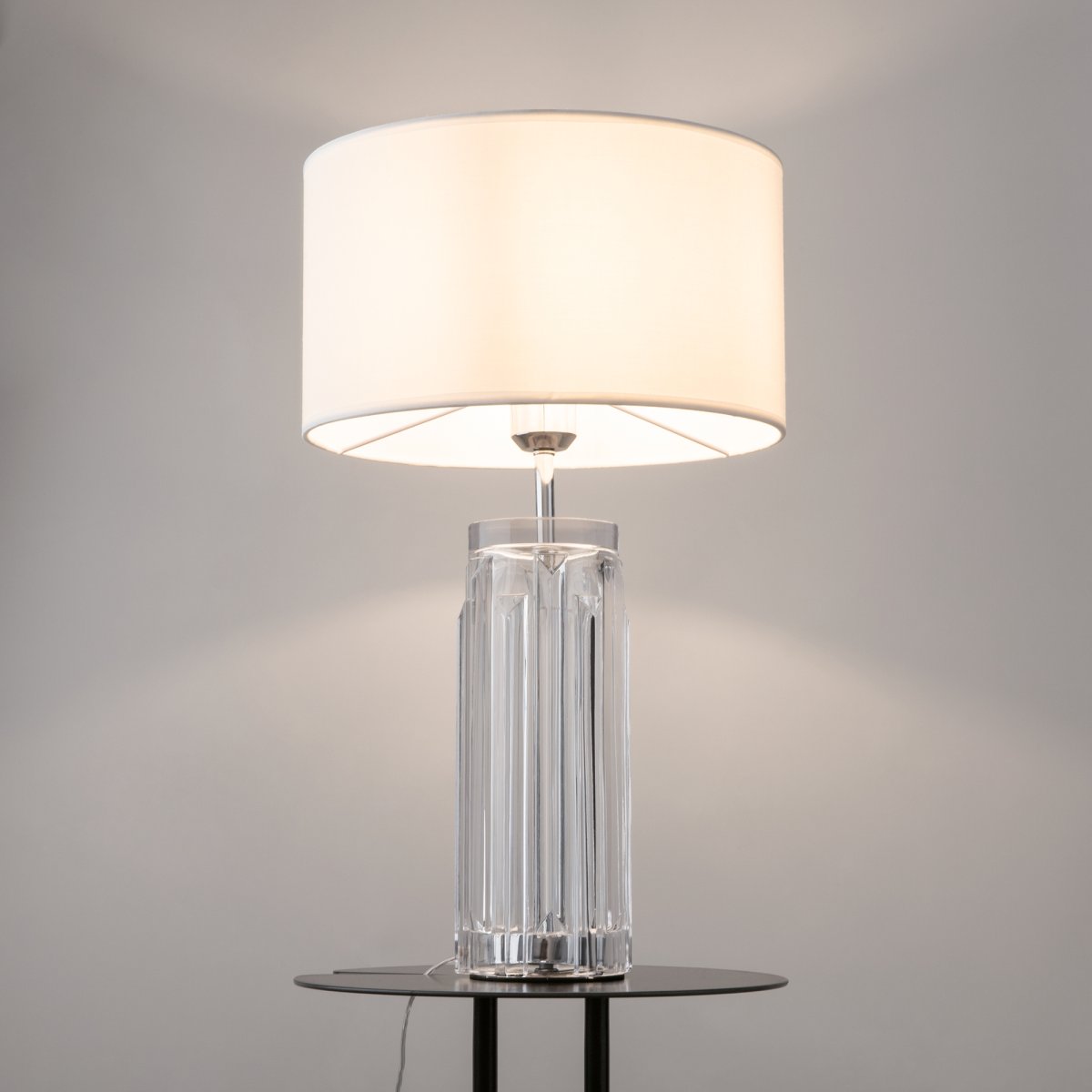 Muse 52cm Chrom bordlampe Fra Maytoni - Den mælkehvide bomuldslampeskærm spreder et blødt og behageligt lys, som skaber en varm og hyggelig atmosfære i rummet.