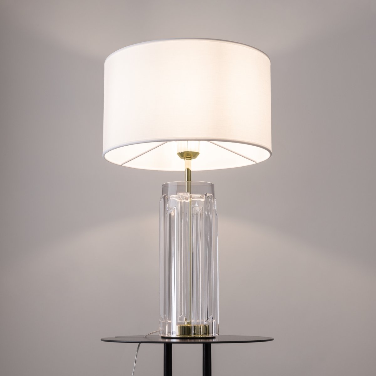 Muse 52cm Guld bordlampe Fra Maytoni - Den mælkehvide bomuldslampeskærm spreder et blødt og behageligt lys, som skaber en varm og hyggelig atmosfære i rummet.