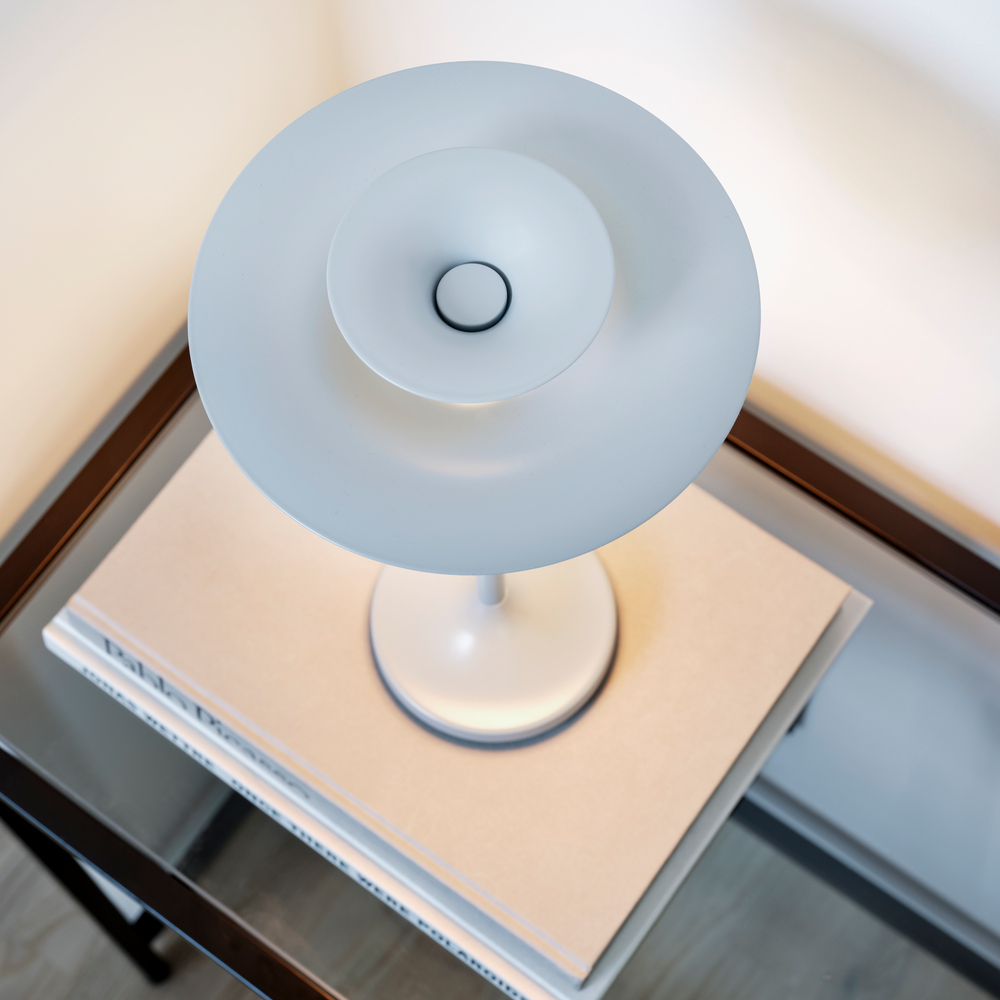 Picasso 35cm Isblå bordlampe Fra Belid - Farverne gifter sig meget behageligt med naturlige indretningsstile, men ogs&aring; mere grafiske indretningsstile, hvor man &oslash;nsker en passende fremtoning af indretningsdetaljerne.