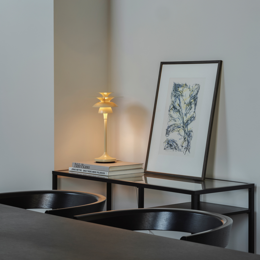 Picasso 35cm Let honning bordlampe Fra Belid - Farverne gifter sig meget behageligt med naturlige indretningsstile, men ogs&aring; mere grafiske indretningsstile, hvor man &oslash;nsker en passende fremtoning af indretningsdetaljerne.