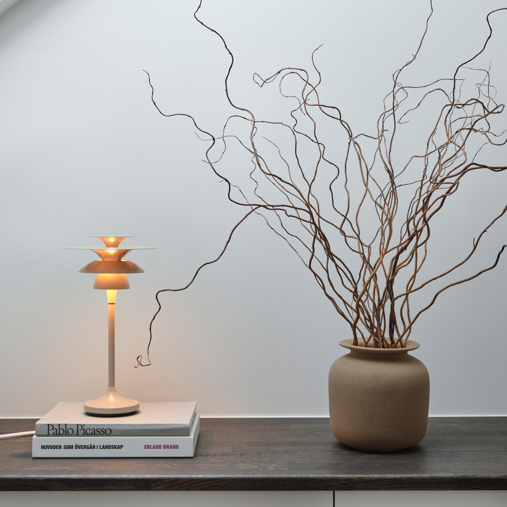 Picasso 35cm Nougat bordlampe Fra Belid - Farverne gifter sig meget behageligt med naturlige indretningsstile, men ogs&aring; mere grafiske indretningsstile, hvor man &oslash;nsker en passende fremtoning af indretningsdetaljerne.