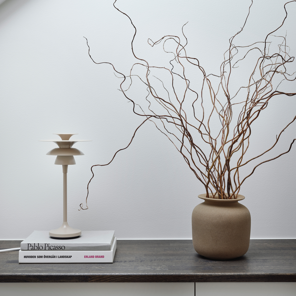 Picasso 35cm Nougat bordlampe Fra Belid - Farverne gifter sig meget behageligt med naturlige indretningsstile, men ogs&aring; mere grafiske indretningsstile, hvor man &oslash;nsker en passende fremtoning af indretningsdetaljerne.