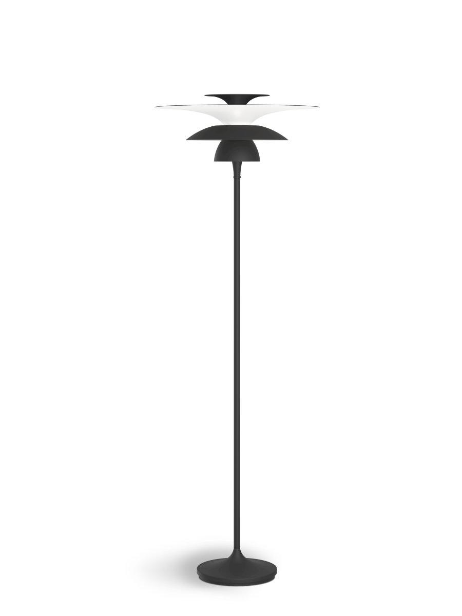 Picasso Ø50 Mat sort gulvlampe Fra Belid - Den er fremstillet udelukkende af metal og udstr&aring;ler b&aring;de styrke og holdbarhed, mens den slanke form p&aring; 149 cm giver et moderne og sofistikeret udtryk.