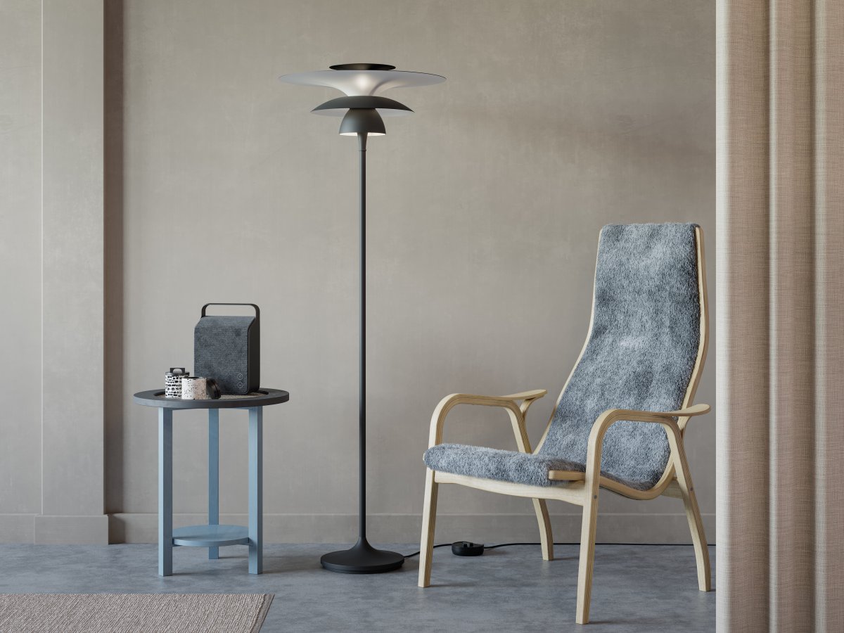 Picasso Ø50 Mat sort gulvlampe Fra Belid - Den er fremstillet udelukkende af metal og udstr&aring;ler b&aring;de styrke og holdbarhed, mens den slanke form p&aring; 149 cm giver et moderne og sofistikeret udtryk.