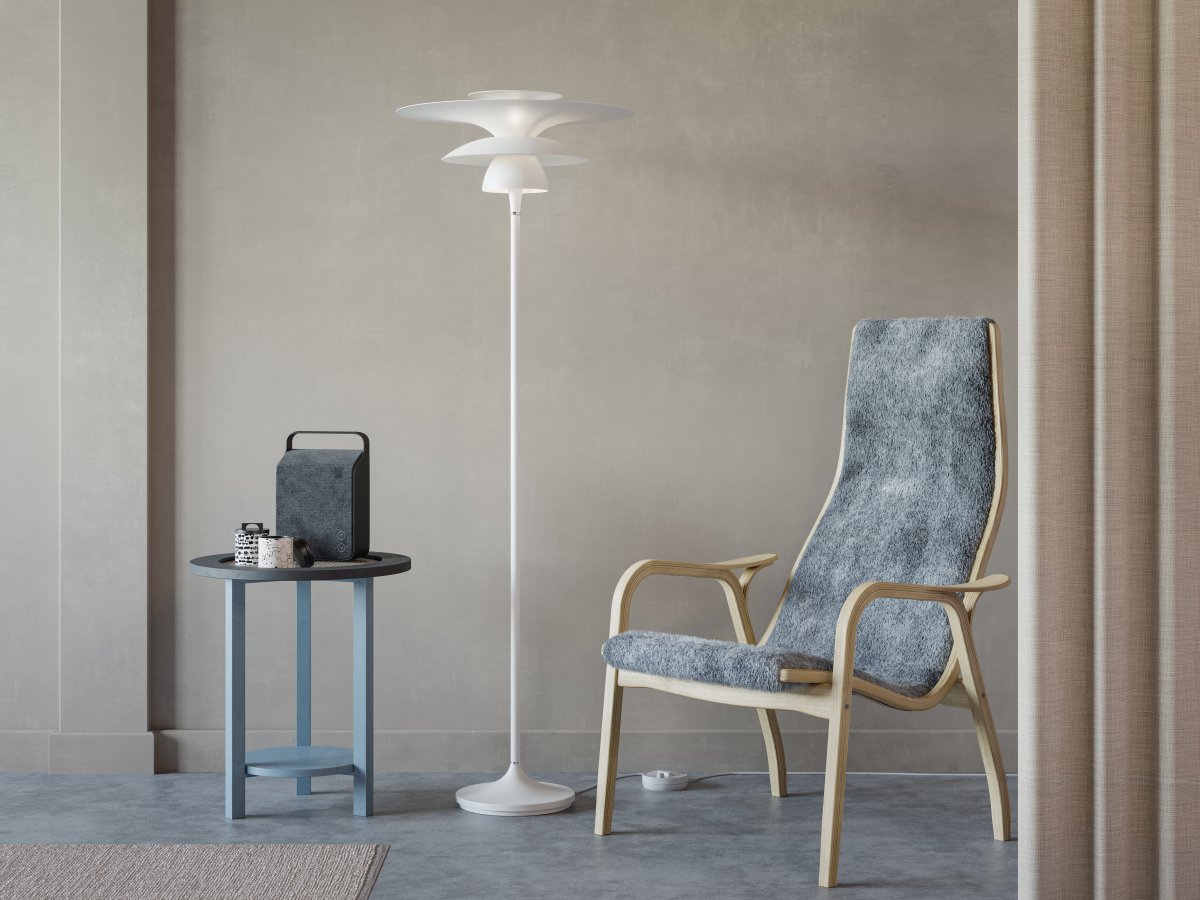Picasso Ø50 Mat hvid gulvlampe Fra Belid - Den er fremstillet udelukkende af metal og udstr&aring;ler b&aring;de styrke og holdbarhed, mens den slanke form p&aring; 149 cm giver et moderne og sofistikeret udtryk.