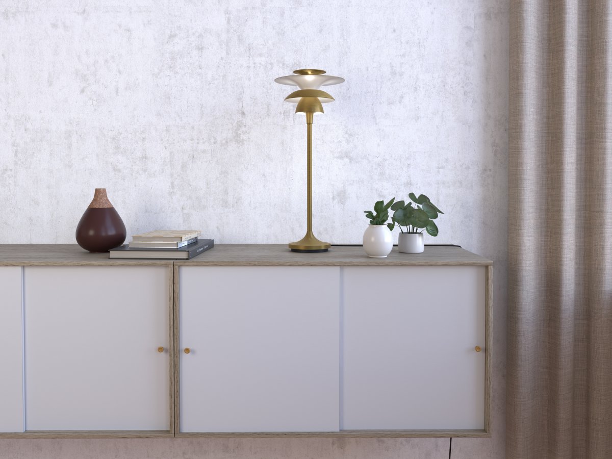 Picasso 45cm Messing bordlampe Fra Belid - Metalsk&aelig;rmene giver et bl&aelig;ndfrit lys, der fylder rummet med en behagelig og atmosf&aelig;risk atmosf&aelig;re.