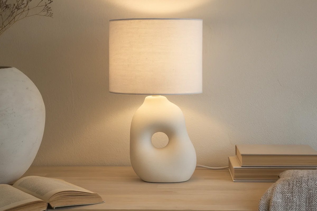 Pikazo 45cm Beige bordlampe Fra Lampan - Pikazo bordlampen i beige har en skulpturel keramisk base med dekorative h&aring;r og en matchende, oval h&oslash;rsk&aelig;rm.