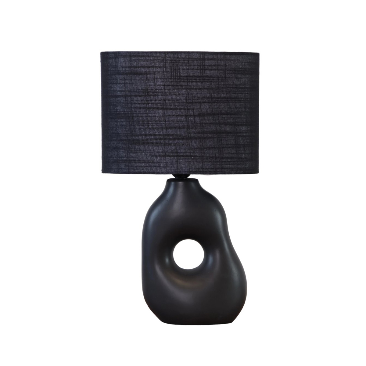 Pikazo 45cm Sort bordlampe Fra Lampan - Pikazo bordlampen i sort har en unik keramisk base med en skulpturel form og et dekorativt, gennemgående hul, suppleret af en matchende, oval hørskærm.