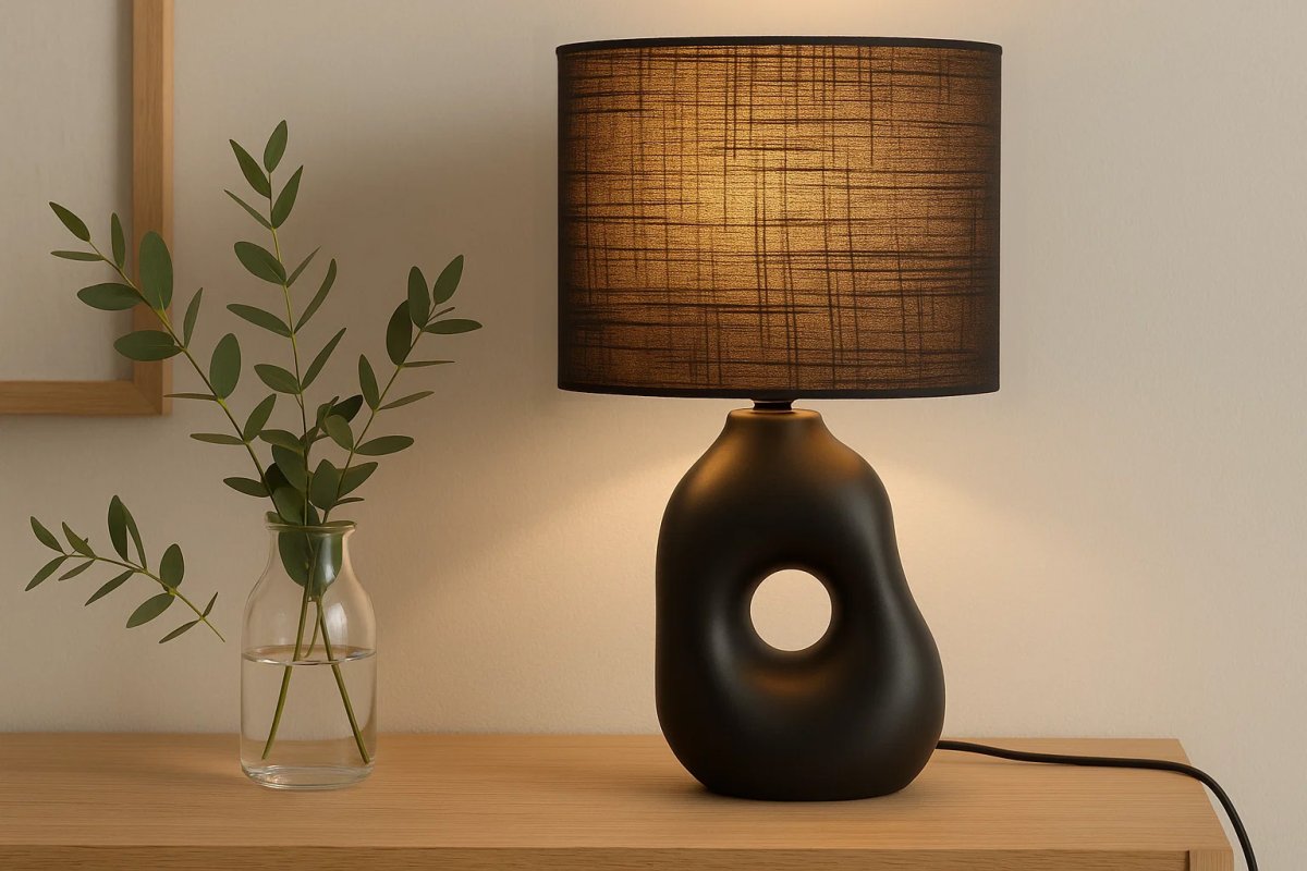 Pikazo 45cm Sort bordlampe Fra Lampan - Pikazo bordlampen i sort har en unik keramisk base med en skulpturel form og et dekorativt, gennemgående hul, suppleret af en matchende, oval hørskærm.