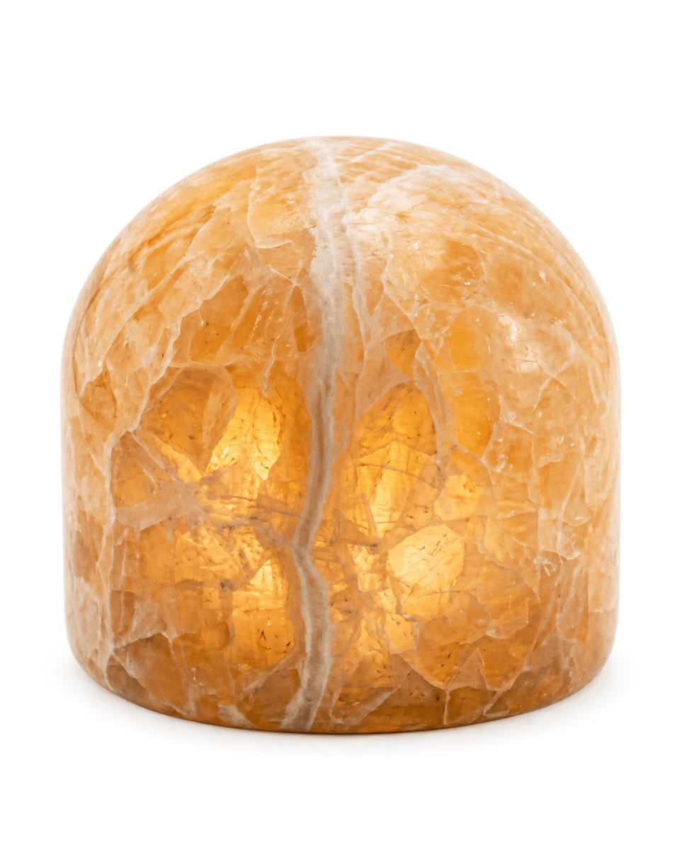 Marble 9cm Beige Fra Unison - Marmorbordlampen er lavet af &aelig;gte, poleret marmor i en varm beige tone, der skaber en bl&oslash;d og atmosf&aelig;risk gl&oslash;d.