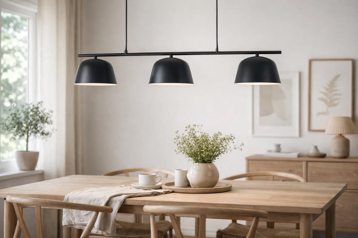 Pop 125cm Sort loftslampe Fra Nordic Lighting - Pop er en stilfuld loftslampe i metal med en sort finish, der giver et roligt og moderne indtryk.