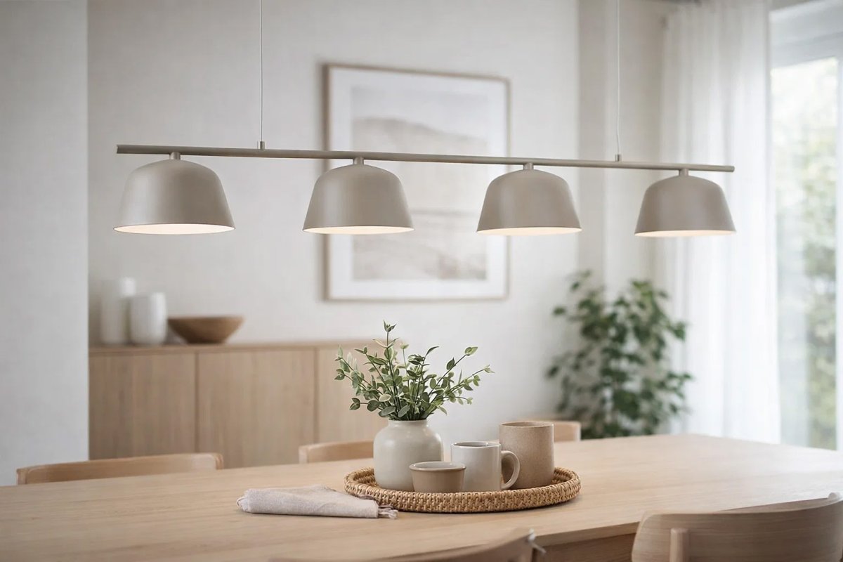 Pop 142cm Beige loftslampe Fra Nordic Lighting - Pop er en stilfuld loftslampe i metal med en bl&oslash;d, beige finish, der giver et roligt og moderne indtryk.