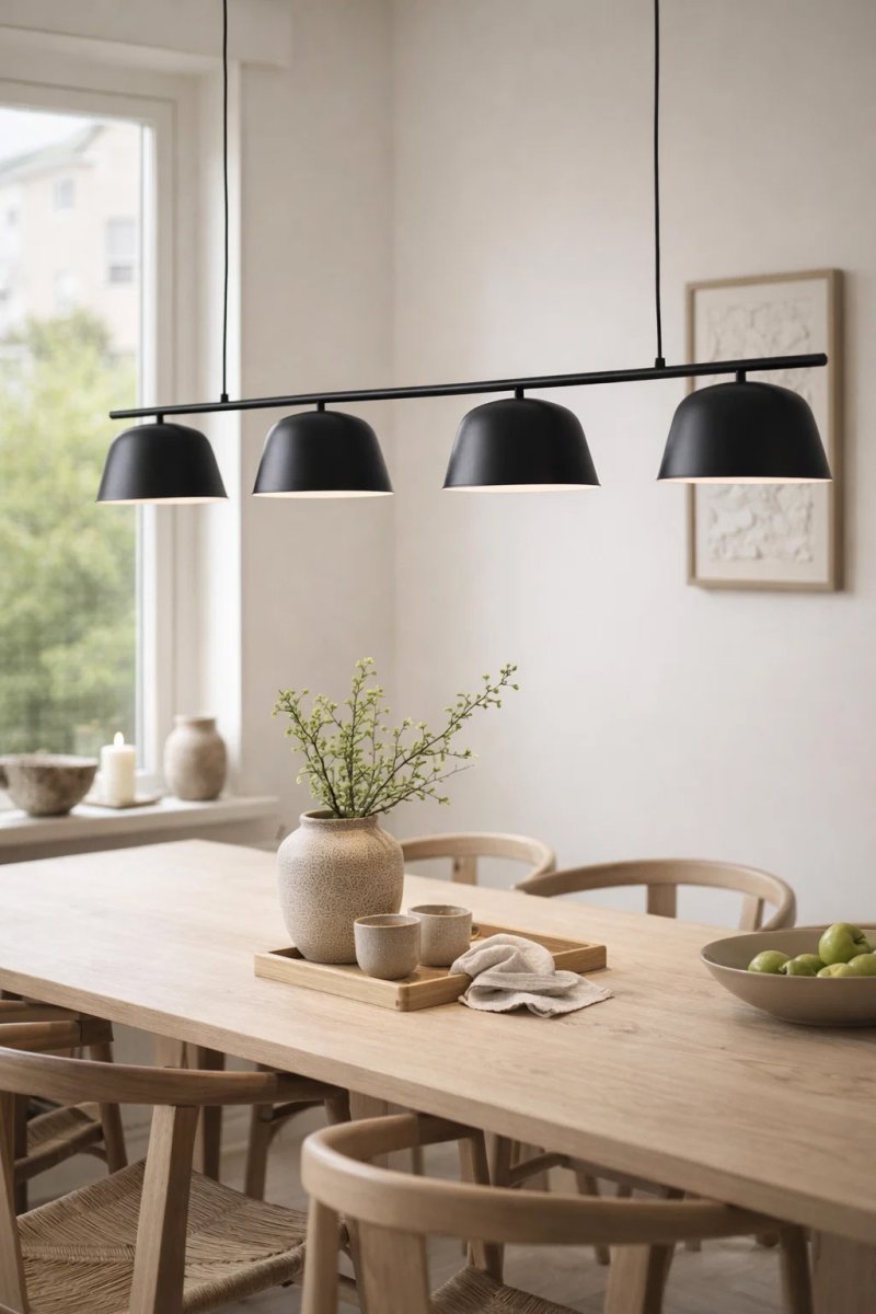 Pop 142cm Sort loftslampe Fra Nordic Lighting - Pop er en stilfuld loftslampe i metal med en sort finish, der giver et roligt og moderne indtryk.