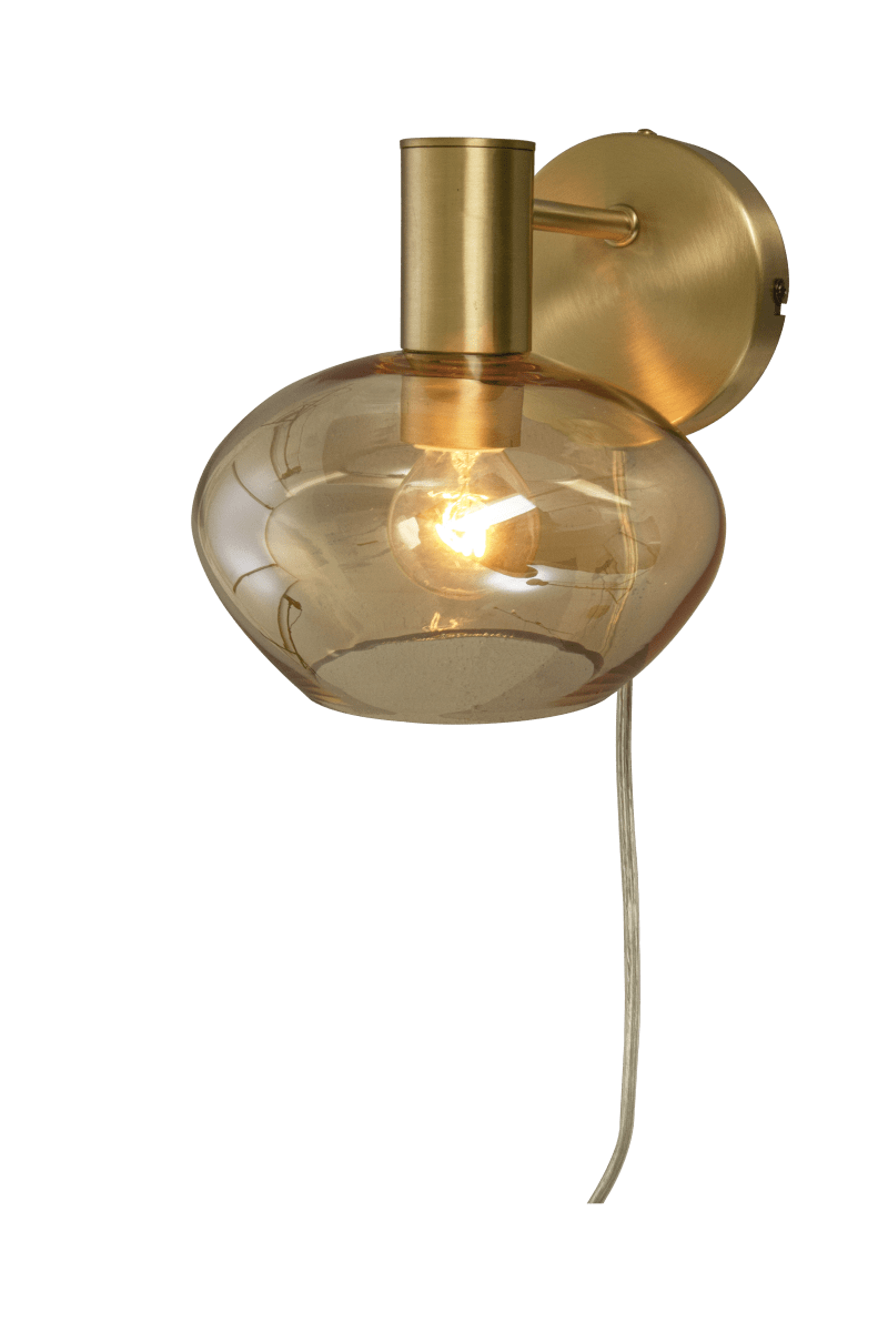 Bell Ø15 mat messing væglampe Fra Aneta Lighting - Den runde glasskærm spreder et varmt og behageligt lys, der skaber en indbydende atmosfære i rummet.