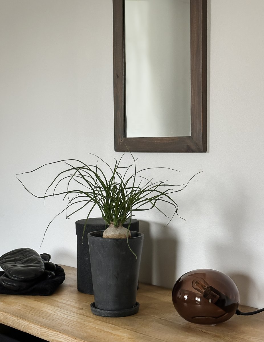 Globus 10cm Brun bordlampe Fra Aneta Lighting - Globus bordlampe i brunt glas med en lyskilde inde i glaskuglen, der giver et dekorativt og behageligt lys.
