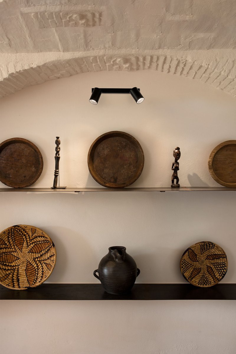 Stan 2 Sort spotlight Fra Faro Barcelona - Stan er en stilfuld lampe, der spreder et j&aelig;vnt lys, kan monteres som b&aring;de v&aelig;g- og loftlampe.