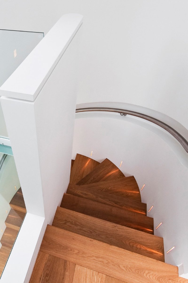 Linear Hvid Fra Faro Barcelona - Lys dit hjem op med denne LED-designede indbygningslampe, lavet af gips og aluminium.